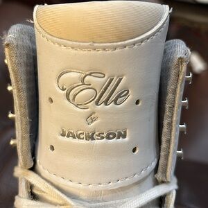 JACKSON ELLE Figure Skates size 5 W